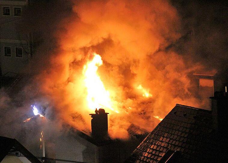 Explosion zerstört Haus in Ebensee