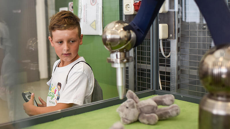 Heute operieren Kinder im Roboter-Kreißsaal