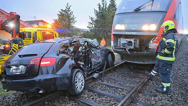 Auto von Zug erfasst: Tödlicher Unfall in Schalchen