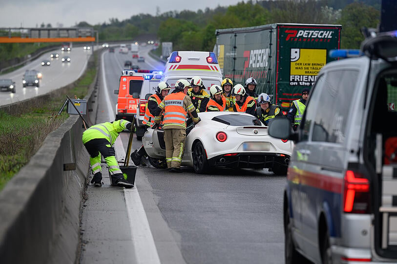 Unfall auf der A1: Lenker prallte in Linz mit PS-starkem Auto gegen Leitplanke