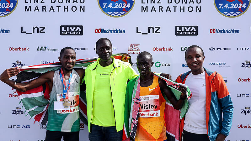 Kenia präsentierte sich am Sonntag in Linz: Botschafter Maurice Makoloo mit den Marathon-Läufern
