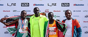 Kenia präsentierte sich am Sonntag in Linz: Botschafter Maurice Makoloo mit den Marathon-Läufern
