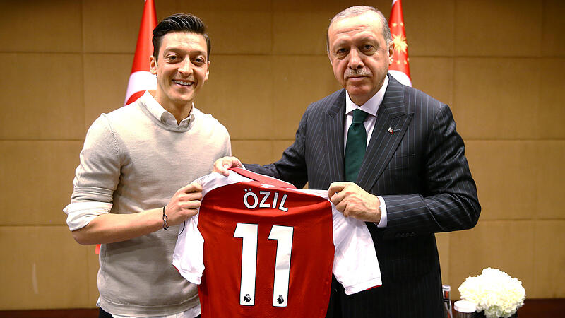 Gelbe Karte für Mesut Özil und Ilkay Gündogan