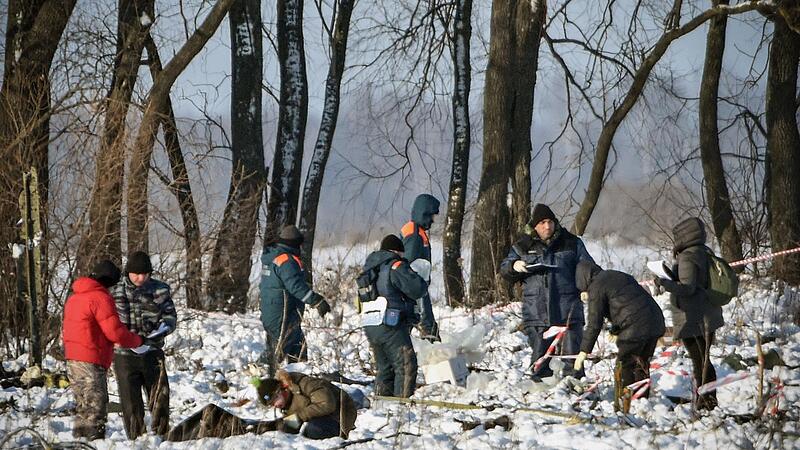 Ursache für Flugzeugabsturz rätselhaft: Suche nach Opfern in Eis und Schnee