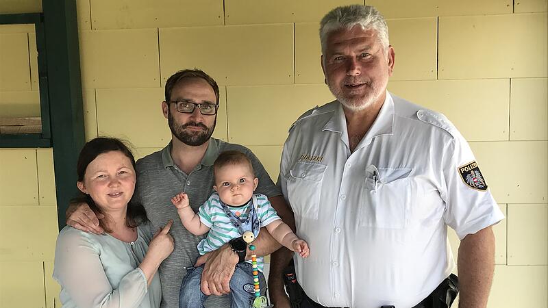 Polizisten unterstützen kleinen Xaver, der mit offenem Rücken zur Welt kam