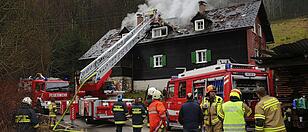Zwei Tote nach Feuer in Holzhaus Nachbaranwesen brannte vor 9 Wochen