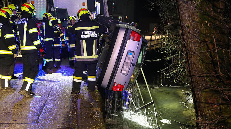 Fotos: Auto bei Unfall in Schlatt in Bach gestürzt, Schlatt, 13.01.2018