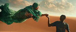 Hinter Seydou (Seydou Sarr, re.) bricht in „Io Capitano“ auf der Flucht durch die Wüste eine Frau zusammen, retten kann er sie nur in seiner Fantasie, wo er sie schweben lässt. Der Film (zwölf Preise in Venedig) war Oscar-nominiert.