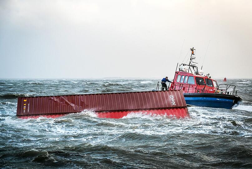Nordsee: Schwierige Container-Bergung