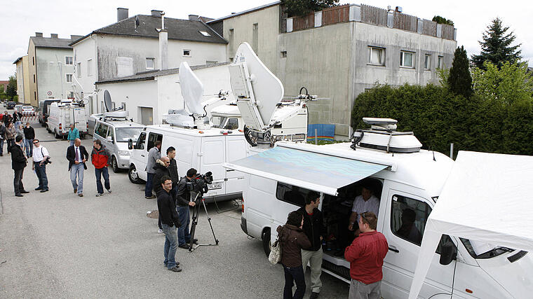 TV-Stationen vor dem Fritzl-Haus in Amstetten