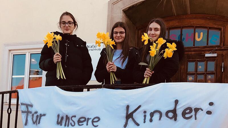 Aktion Motor aus: Schüler verteilen als Dank Blumen