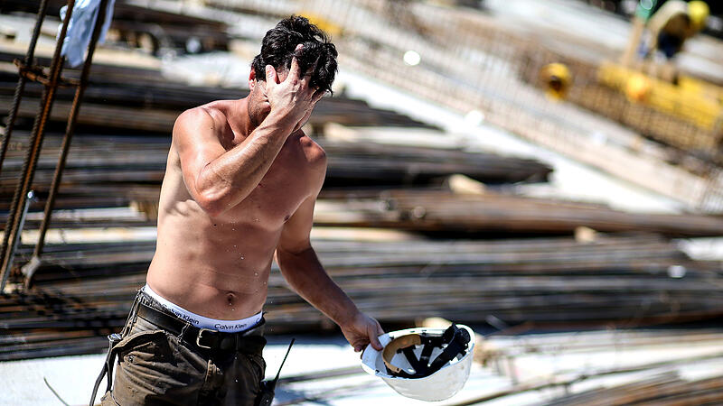 Unter der Sommerhitze stöhnen so viele Bauarbeiter wie noch nie