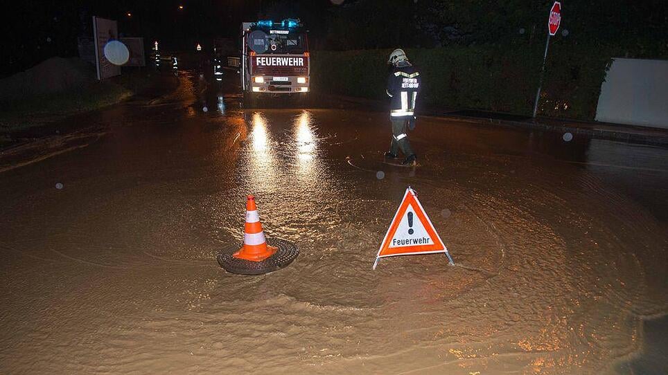 Überflutete Straße nach Gewitterregen