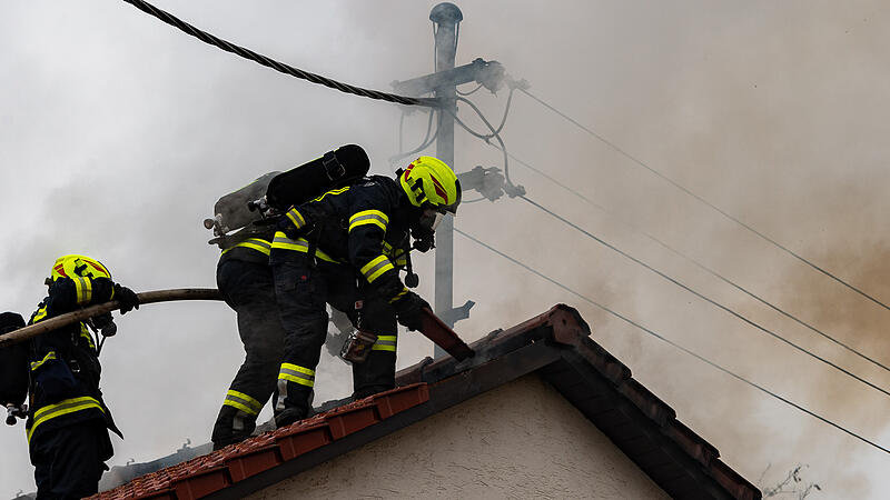 Hausdach in Luftenberg geriet in Brand