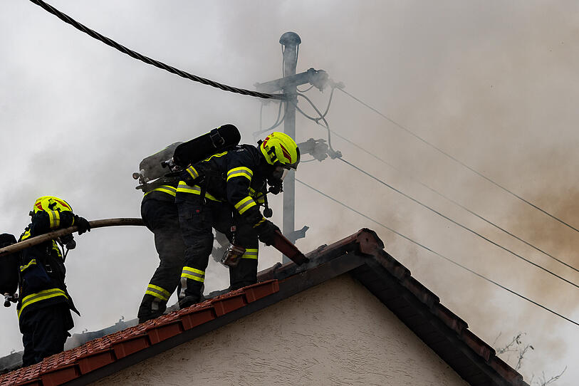 Hausdach in Luftenberg geriet in Brand