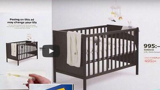 Wie weit darf Werbung gehen? Ikea lässt Kundinnen auf Katalog urinieren