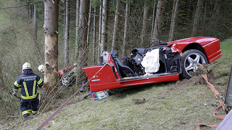 Ferrari bei Unfall zerteilt: Zwei Tote