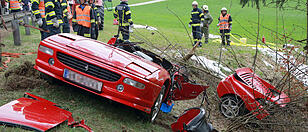 Mit Ferrari gegen Baum geprallt: Beide Insassen tot
