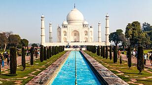 <b>Taj Mahal, Agra (Indien)</b>:  Das spektakuläre Mausoleum aus weißem Marmor am Ufer des Yamuna-Flusses ist eines der berühmtesten Denkmäler Indiens. Der Mogulkaiser Shah Jahan ließ es 1632 zu Ehren seiner Lieblingsfrau Mumtaz Mahal errichten, die bei der Geburt ihres 14. Kindes starb.