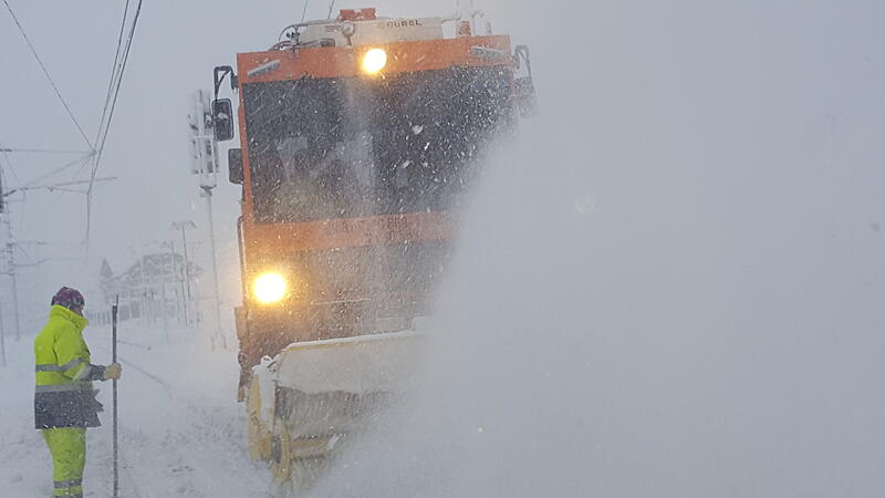 ÖBB-mitarbeiter rücken auch mit schneeschaufeln aus Trotz Rekordmengen fährt die Bahn
