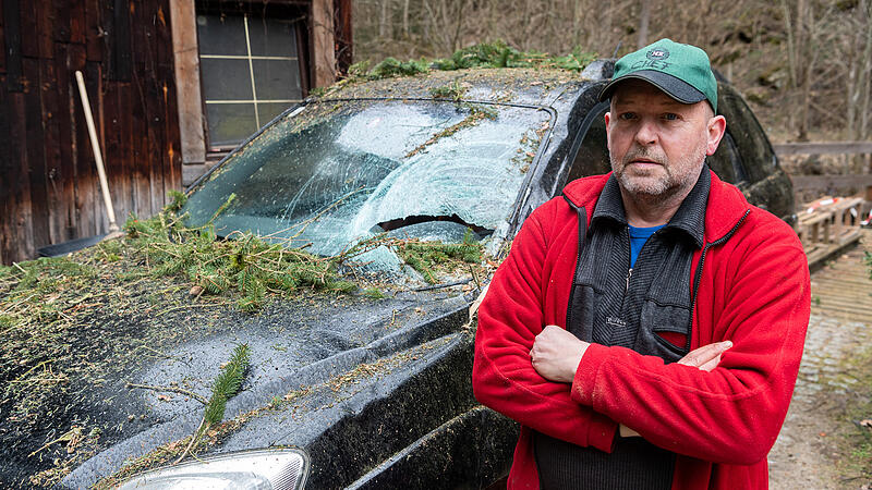 Sturm "Eberhard": Bäume fielen auf Haus und Auto