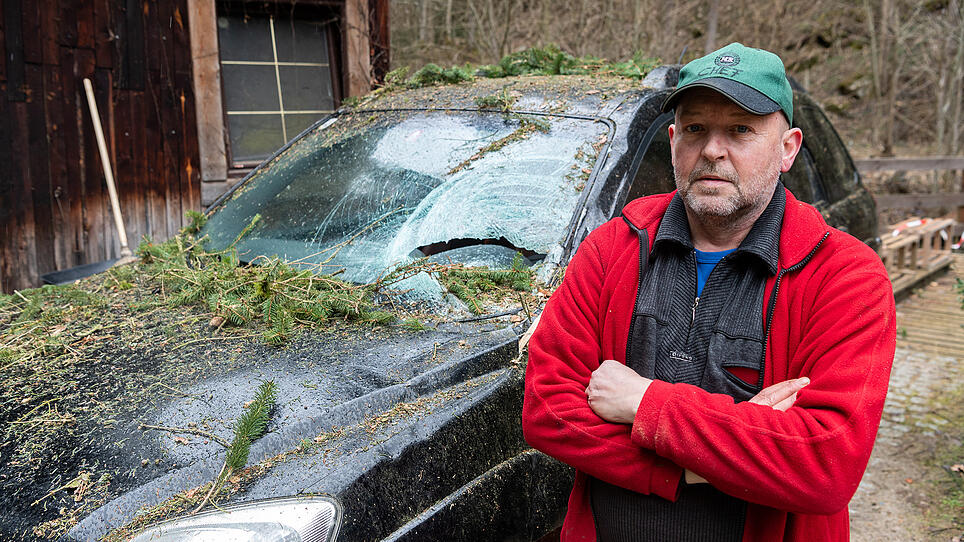 Sturm "Eberhard": Bäume fielen auf Haus und Auto