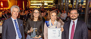 Amag-Sozialpreis-Siegerin Rita Bartosch (2.v.r.) mit dem Amag-Vorstand Helmut Kaufmann (li.), Claudia Trampitsch (2.v.li.) und Victor Breguncci (re.) Foto: Amag/wildbild