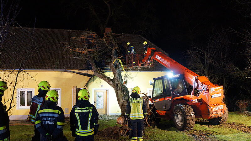 Sturm "Eberhard": 15-Meter-Baum fiel auf ein Hausdach