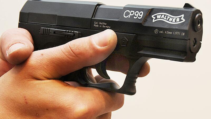 Jugendliche schossen vom Auto aus mit Gaspistole mehrfach auf 43-Jährigen